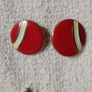 Red white round clip earrings